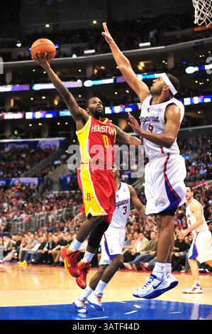 November 2013 Los Angeles, CA. Houston Rockets Point Guard Aaron Brooks #0 schießt als Los Angeles Clippers Small Forward Jared Dudley #9 während des NBA Basketballspiels zwischen den Houston Rockets und den Los Angeles Clippers im Staples Center in Los Angeles, Kalifornien. Die Los Angeles Clippers besiegen die Houston Rockets 137-118.Louis Lopez/CSM(Credit Image: © Louis Lopez/Cal Sport Media/ZUMAPRESS.com) Stockfoto