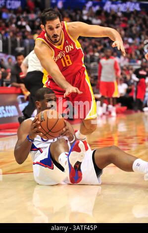 November 2013 Los Angeles, CA. Los Angeles Clippers Point Guard Chris Paul #3 stiehlt den Ball von Houston Rockets Small Forward Omri Casspi #18 in der zweiten Halbzeit während des NBA Basketballspiels zwischen den Houston Rockets und den Los Angeles Clippers im Staples Center in Los Angeles, Kalifornien..die Los Angeles Clippers besiegen die Houston Rockets 137-118.Louis Lopez/CSM(Credit Image: © Louis Lopez/Cal Sport Media/ZUMAPRESS.com) Stockfoto
