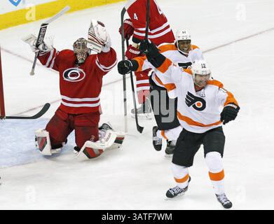 5. November 2013: Raleigh, NC, USA - Scott Hartnell (19) der Philadelphia Flyers feiert mit seinem Teamkollegen Wayne Simmonds, nachdem er am Dienstag, den 5. November 2013, in der PNC Arena in Raleigh, North Carolina gegen Justin Peters, verließ. Carolina gewann mit 2:1 in der Überstunden. (Kreditbild: © Chris Seward/MCT/ZUMAPRESS.com) Stockfoto