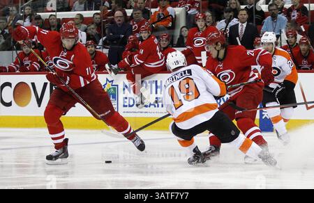 5. November 2013 – Raleigh, NC, USA – die Carolina Hurricanes’ Jordan Staal (11) und Alexander Semin (28) arbeiten am Dienstag, 5. November 2013, in der PNC Arena in Raleigh, North Carolina gegen Scott Hartnell (19) der Philadelphia Flyers. (Kreditbild: © Chris Seward/MCT/ZUMAPRESS.com) Stockfoto