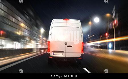 24 Stunden Express-Lieferservice mit Minibus-Kurierservice bei Nacht in der Stadt auf der Straße schnell. 24-Stunden-Service. Stockfoto
