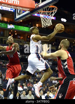 6. November 2013 – Charlotte, NC, USA – Gerald Henderson von den Charlotte Bobcats fährt zwischen DeMar DeRozan (10) und Jonas Valanciunas rechts von den Toronto Raptors während der ersten Halbzeit in der Time Warner Cable Arena in Charlotte, N.C., am Mittwoch, den 6. November 2013. (Bild: © David T. Foster III/MCT/ZUMAPRESS.com) Stockfoto