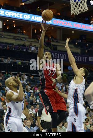 6. November 2013 – Charlotte, NC, USA – Rudy Gay (22) von den Toronto Raptors fährt zwischen Cody Zeller, rechts, und Gerald Henderson von den Charlotte Bobcats während der zweiten Halbzeit in der Time Warner Cable Arena in Charlotte, N.C., am Mittwoch, 6. November 2013. Die Bobcats gewannen mit 92:90. (Bild: © David T. Foster III/MCT/ZUMAPRESS.com) Stockfoto