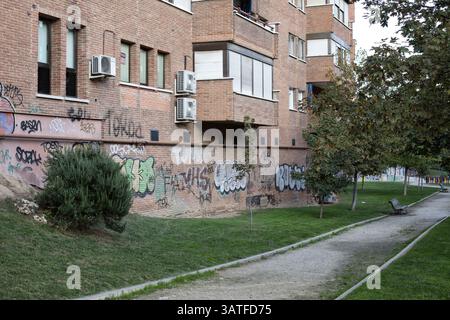 23. Oktober 2013 - Madrid, Spanien - Graffiti und Tags auf Häusern. Lavapias ist seit langem ein vernachlässigtes Gebiet der Stadt. Multikulturalismus existiert mit einer hässlicheren Realität, der von Obdachlosigkeit, Drogen und Kleinkriminalität. Es war das jüdische Viertel der Stadt bis zur Vertreibung der Juden aus Spanien im Jahr 1492. Heutzutage gibt es eine ständige Polizeipräsenz auf der Plaza de Lavapias sowie einen hohen Grad an offenen Drogenverkäufen. (Bild: © Yuri Van Geenen/ZUMA Wire/ZUMAPRESS.com) Stockfoto