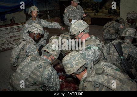 27. September 2013 - Columbia, SC, Vereinigte Staaten von Amerika - Soldaten der US-Armee während der Kampfsimulation bei der Kampfausbildung während des Bootcamps in Fort Jackson 27. September 2013 in Columbia, SC. (Bild: © Richard Ellis/ZUMAPRESS.com) Stockfoto