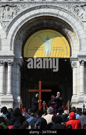 Paris, Frankreich. April 2025. Kreuzweg des Erzbischofs von Paris, Mgr. Laurent Ulrich Paris, in Sacre Coeur, 18. April 2025 - 18. April 04/2025 - France/Ile-de-France (Region)/Paris - julien mattia Credit: LE PICTORIUM/Alamy Live News Stockfoto