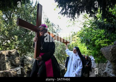 Paris, Frankreich. April 2025. Kreuzweg des Erzbischofs von Paris, Mgr. Laurent Ulrich Paris, in Sacre Coeur, 18. April 2025 - 18. April 04/2025 - France/Ile-de-France (Region)/Paris - julien mattia Credit: LE PICTORIUM/Alamy Live News Stockfoto
