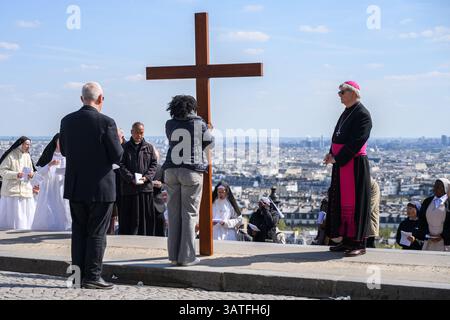 Paris, Frankreich. April 2025. Kreuzweg des Erzbischofs von Paris, Mgr. Laurent Ulrich Paris, in Sacre Coeur, 18. April 2025 - 18. April 04/2025 - France/Ile-de-France (Region)/Paris - julien mattia Credit: LE PICTORIUM/Alamy Live News Stockfoto