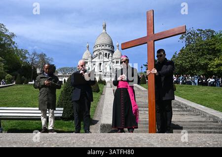 Paris, Frankreich. April 2025. Kreuzweg des Erzbischofs von Paris, Mgr. Laurent Ulrich Paris, in Sacre Coeur, 18. April 2025 - 18. April 04/2025 - France/Ile-de-France (Region)/Paris - julien mattia Credit: LE PICTORIUM/Alamy Live News Stockfoto