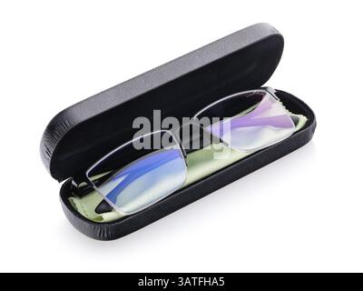 Lesebrille, Blendschutz mit Dioptrien in einem offenen Lederetui, isoliert auf weißem Hintergrund, ohne Marke Stockfoto