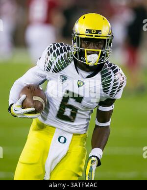 7. November 2013: Oregon Ducks Running Back de’Anthony Thomas (6) wärmt sich vor dem NCAA Football-Spiel zwischen den Stanford Cardinal und den Oregon Ducks im Stanford Stadium in Palo Alto auf. Stanford besiegte Oregon mit 26:20. Damon Tarver/Cal Sport Media (Kreditbild: © Damon Tarver/Cal Sport Media/ZUMAPRESS.com) Stockfoto