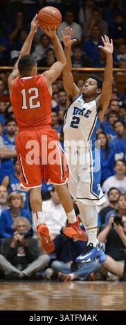 8. November 2013 - Durham, NC, USA - Garde Jack Gibbs (12) von Davidson schießt in der ersten Halbzeit im Cameron Indoor Stadium in Durham, N.C., Freitag, 8. November 2013 über Garde Quinn Cook (2) von Duke. (Kreditbild: © Chuck Liddy/MCT/ZUMAPRESS.com) Stockfoto