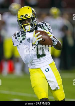 7. November 2013: Oregon Ducks Running Back de’Anthony Thomas (6) wärmt sich vor dem NCAA Football-Spiel zwischen den Stanford Cardinal und den Oregon Ducks im Stanford Stadium in Palo Alto auf. Stanford besiegte Oregon mit 26:20. Damon Tarver/Cal Sport Media (Kreditbild: © Damon Tarver/Cal Sport Media/ZUMAPRESS.com) Stockfoto