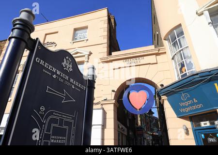 Historischer Greenwich Market mit Verkaufsständen für Antiquitäten, Kunsthandwerk und Kleidung in SE London, Großbritannien Stockfoto