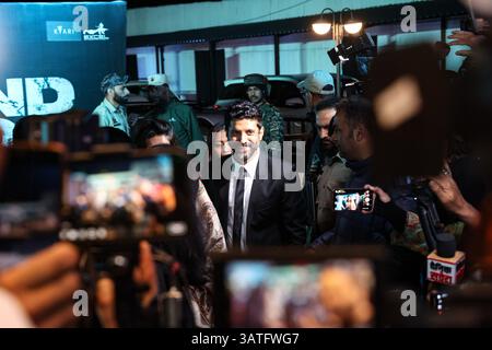 Der Bollywood-Schauspieler Farhan Khan ist mit Imran Hashmi während der Filmvorführung „Ground Zero“ in Srinagar, Jammu und Kaschmir, Indien, am 18. April 2025. „Ground Zero“ stellt einen neuen Rekord als erste Filmvorführung mit rotem Teppich in Srinagar nach 38 Jahren auf. Nach dem Parlamentsangriff 2001 führt der BSF-Offizier Dubey eine zweijährige Untersuchung durch, die den Mastermind Ghazi Baba aufdeckt und Indiens größte Anti-Terror-Operation ermöglicht. (Foto: Nasir Kachroo/NurPhoto)0 Credit: NurPhoto SRL/Alamy Live News Stockfoto