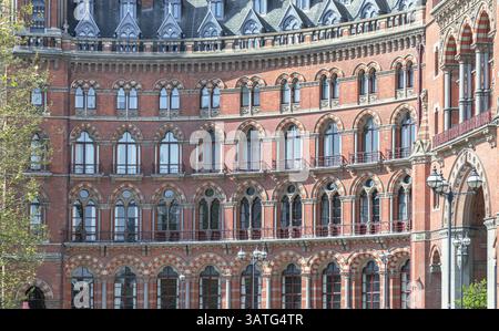 London, Großbritannien - 11. April 2025 - atemberaubendes Äußere des gotischen Gebäudes, in dem das St. Pancras Renaissance Hotel (The Midland Grand Hotel) mit typischem Bad liegt Stockfoto