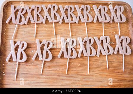 Moskau, Russland, 18.04.25. Ein Tablett mit Holzstäben mit Buchstaben darauf. Die Buchstaben haben unterschiedliche Größen und sind in Reihen angeordnet Stockfoto
