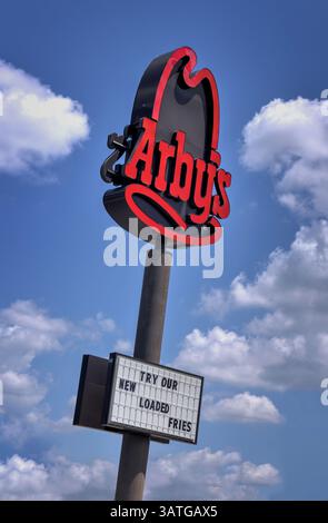Springfield, Missouri – 18. Mai 2024: Schild und Logo für das Restaurant Arby’s. Arby's, die zweitgrößte Fast-Food-Sandwichkette in den USA. Stockfoto