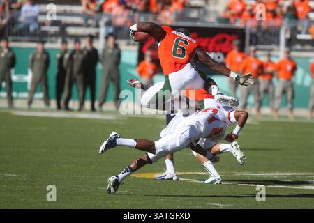 28. September 2013: Fort Collins, CO, Vereinigte Staaten von Amerika - 28. September 2013: Chris Nwoke stürzt UTEP-Chef da’Carlos Renfro in Fort Collins in die zweite Hälfte. The Rams Beat UTEP 59-42.(Bild: © Derek Regensburger/Cal Sport Media/ZUMAPRESS.com) Stockfoto