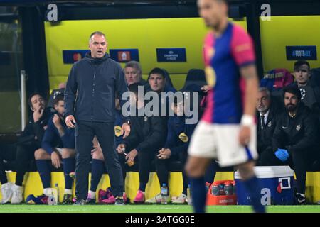 DORTMUND - Trainer Hansi Flick beim Viertelfinale der Champions League zwischen Borussia Dortmund und FC Barcelona im Signal Iduna Park Stadion am 15. April 2025 in Dortmund. ANP | Hollandse Hoogte | GERRIT VAN KEULEN Stockfoto