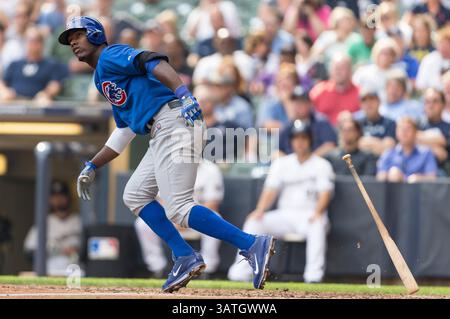 19. September 2013 – Milwaukee, Wisconsin, Vereinigte Staaten von Amerika – 19. September 2013: Der Chicago Cubs Center Fielder Junior Lake #21 beobachtet während des Major League Baseballspiels zwischen den Milwaukee Brewers und den Chicago Cubs im Miller Park in Milwaukee, WI. Cubs gewann mit 5:1. John Fisher/CSM(Bild: © John Fisher/Cal Sport Media/ZUMAPRESS.com) Stockfoto