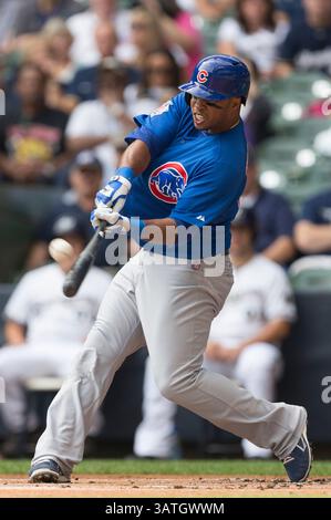 19. September 2013: Milwaukee, Wisconsin, Vereinigte Staaten von Amerika, 19. September 2013: Chicago Cubs Dritter Baseman Luis Valbuena, #24, Hommage an das rechte Feld im ersten Inning des Major League Baseballspiels zwischen den Milwaukee Brewers und den Chicago Cubs im Miller Park in Milwaukee, WI. Cubs führen die Brewers mit 1:0 an. John Fisher/CSM(Bild: © John Fisher/Cal Sport Media/ZUMAPRESS.com) Stockfoto