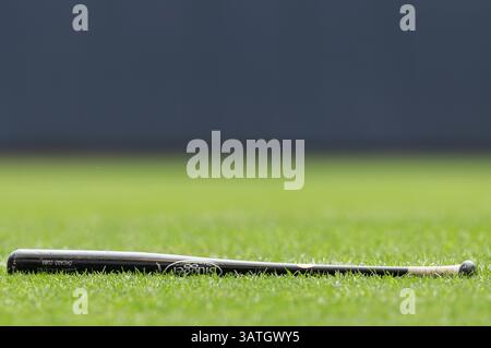 19. September 2013: Milwaukee, Wisconsin, Vereinigte Staaten von Amerika, 19. September 2013: Einer der Chicago Cubs Fledermäuse liegt im Gras entlang der linken Feldlinie vor dem Beginn des Major League Baseball-Spiels zwischen den Milwaukee Brewers und den Chicago Cubs im Miller Park in Milwaukee, WI. John Fisher/CSM(Bild: © John Fisher/Cal Sport Media/ZUMAPRESS.com) Stockfoto