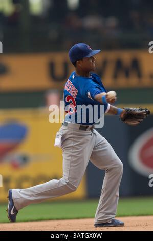 19. September 2013 – Milwaukee, Wisconsin, Vereinigte Staaten von Amerika – 19. September 2013: Starlin Castro #13 wirft einen Läufer während des Major League Baseballspiels zwischen den Milwaukee Brewers und den Chicago Cubs im Miller Park in Milwaukee, WI. Cubs gewann mit 5:1. John Fisher/CSM(Bild: © John Fisher/Cal Sport Media/ZUMAPRESS.com) Stockfoto