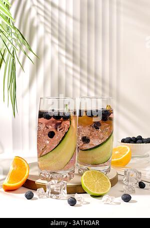 Diät veganer Cocktail mit Gurke, Zitrone, Limette, Heidelbeere und Chiasamen, Detox Diät und Gewichtsreduktion Konzept, gesunder Lebensstil und gesunde Ernährung Adver Stockfoto