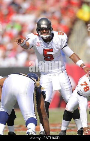 24. Oktober 2010 - USA Tampa, Florida, - 24. Oktober 2010; Tampa, FL, USA; Tampa Bay Buccaneers quarterback Josh Freeman (5) während der Bucs-Spiel gegen die St. Louis Rams im Raymond James Stadium. (Kredit-Bild: © Scott A. Miller über ZUMA Draht) Stockfoto