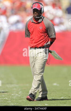 24. Oktober 2010 - USA Tampa, Florida, - 24. Oktober 2010; Tampa, FL, USA; Tampa Bay Buccaneers head Coach Raheem Morris während seiner Team-Spiel gegen die St. Louis Rams im Raymond James Stadium. (Kredit-Bild: © Scott A. Miller über ZUMA Draht) Stockfoto