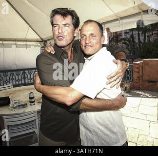 11. Oktober 2004: Pierce Brosnan und Woody Harrelson im Atlantis Resort in Nassau (Bahamas), wo Pierce den Film „After the Sunset“ promoviert. Oktober 2004 (Foto: © Armando Gallo/ZUMA Studio) Stockfoto