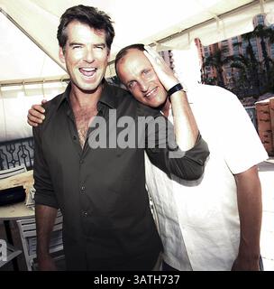 11. Oktober 2004: Pierce Brosnan und Woody Harrelson im Atlantis Resort in Nassau (Bahamas), wo Pierce den Film „After the Sunset“ promoviert. Oktober 2004 (Foto: © Armando Gallo/ZUMA Studio) Stockfoto