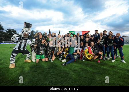 Biella, Italien. April 2025. Juventus-Spieler und -Mitarbeiter feiern das 6. Liga-Turnier des Vereins nach dem Spiel Juventus Women vs AC Milan Women Serie A Femminile im Stadio Vittorio Pozzo, Biella. Der Bildnachweis sollte lauten: Jonathan Moscrop/Sportimage Credit: Sportimage Ltd/Alamy Live News Stockfoto