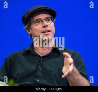 20. August 2015 – La CaâAda Flintridge, Kalifornien, USA – Autor und Drehbuchautor Andy Weir nimmt an einer Frage- und Antwortsitzung über Mars und den bald zu veröffentlichenden Film „The Martian“ mit dem Schauspieler Matt Damon im United Artist Theater am 19. August 2015 in La Caâada Flintridge, Kalifornien Teil. (Kreditbild: © Bill Ingalls/NASA/ZUMAPRESS.com) Stockfoto