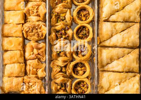 Verschiedene süße hausgemachte türkische Baklava mit Pistazien und Honig Stockfoto