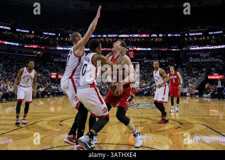 26. März 2016: Das Zentrum der New Orleans Pelicans Omer Asik (3) wird von DeMar DeRozan (10) des Toronto Raptors während eines NBA-Basketballspiels zwischen den Toronto Raptors und den New Orleans Pelicans im Smoothie King Center in New Orleans, LA, bekämpft. Stephen Lew/CSM(Bild: © Stephen Lew/CSM via ZUMA Wire) Stockfoto