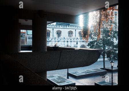 London, Großbritannien - 28. September 2024: Historische Kirche St Giles-without-Cripplegate, eingerahmt von der konkreten Architektur des Barbican Estate in Soft Morni Stockfoto