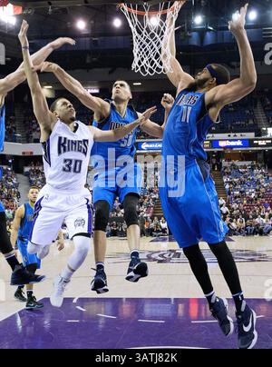 27. März 2016 - Sacramento, CA, USA - Sacramento Kings Guard Seth Curry (30) geht am Sonntag, 27. März 2016, in der Sleep Train Arena in Sacramento, Kalifornien, nach links, nach Dallas Mavericks Center Salah Mejri (50), Center und Dallas Mavericks Center JaVale McGee (11), in der Sleep Train Arena in Sacramento, Kalifornien (Credit Image: © Hector AMEZCUA Wire) Stockfoto