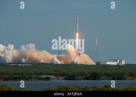 8. April 2016 – Cape Canaveral, Florida, USA – die SpaceX Falcon 9 mit der Dragon-Frachtkapsel startet am 8. April 2016 vom Launch Pad 40 im Kennedy Space Center in Cape Canaveral, Florida. Die CRS-8-Mission trägt ein aufblasbares Bigelow-Aerospace-Modul namens BEAM zur Internationalen Raumstation. (Kreditbild: © SpaceX/NASA/ZUMAPRESS.com) Stockfoto