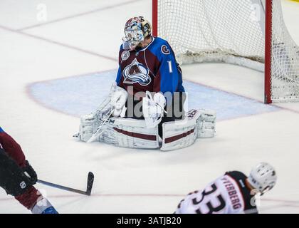 9. April 2016: Colorado Avalanche Torwart Semyon Varlamov (1) dreht seinen Kopf nach rechts, als der Puck in das Tor von Anaheim Ducks linker Flügel Jakob Silfverberg (33) während der dritten Periode in einem NHL Matchup zwischen der Colorado Avalanche und den Anaheim Ducks geht, wo die Ducks 5 zu 3 im Finale in der Pepsi Center Arena Denver CO, Scott D Stivason/Cal Sport Media (Bild ZUMA) Stockfoto