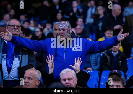 LONDON, ENGLAND - 17. APRIL: Chelsea-Fan beim zweiten Leg-Spiel der UEFA Conference League 2024/25 zwischen Chelsea FC und Legia Warszawa Stockfoto