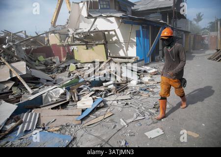 11. April 2016 – Nord-Jakarta, Jakarta, Indonesien – Jakarta, 11. April 2016: Die Regierung von Jakarta beginnt mit dem Abriss des Dorfes Luar Batang in Nord-Jakarta als Teil der Wiederbelebung des Flusses ciliwung. Die Regierung von Jakarta plant den Bau eines modernen plaza am Abbruchplatz, spezialisiert auf den Verkauf von frischem Fisch. (Bild: © Donal Husni via ZUMA Wire) Stockfoto