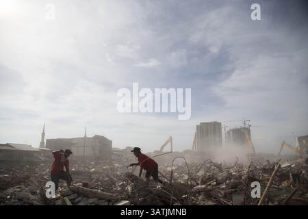 11. April 2016 – Nord-Jakarta, Jakarta, Indonesien – Jakarta, 11. April 2016: Schnitzelei für Eisen aus der Ruine. Die Regierung von Jakarta begann mit dem Abriss des Dorfes Luar Batang in Nord-Jakarta als Teil der Wiederbelebung des ciliwung River. Die Regierung von Jakarta plant den Bau eines modernen plaza am Abbruchplatz, spezialisiert auf den Verkauf von frischem Fisch. (Bild: © Donal Husni via ZUMA Wire) Stockfoto