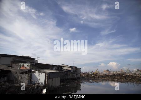 11. April 2016 – Nord-Jakarta, Jakarta, Indonesien – Jakarta, 11. April 2016: Die Regierung von Jakarta beginnt mit dem Abriss des Dorfes Luar Batang in Nord-Jakarta als Teil der Wiederbelebung des Flusses ciliwung. Die Regierung von Jakarta plant den Bau eines modernen plaza am Abbruchplatz, spezialisiert auf den Verkauf von frischem Fisch. (Bild: © Donal Husni via ZUMA Wire) Stockfoto