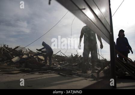 11. April 2016 - Nord-Jakarta, Jakarta, Indonesien - Jakarta, 11. April 2016 : Refelection of Resident and Scavenger in the Ruine Building. Die Regierung von Jakarta begann mit dem Abriss des Dorfes Luar Batang in Nord-Jakarta als Teil der Wiederbelebung des ciliwung River. Die Regierung von Jakarta plant den Bau eines modernen plaza am Abbruchplatz, spezialisiert auf den Verkauf von frischem Fisch. (Bild: © Donal Husni via ZUMA Wire) Stockfoto