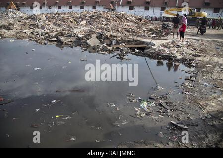 11. April 2016 – North Jakarta, Jakarta, Indonesien – Jakarta, 11. April 2016 : nach dem Abriss mit dem Dutch Colonial Building als Hintergrund, der zum Musikum der maritimen Region Indonesiens wurde. Die Regierung von Jakarta begann mit dem Abriss des Dorfes Luar Batang in Nord-Jakarta als Teil der Wiederbelebung des ciliwung River. Die Regierung von Jakarta plant den Bau eines modernen plaza am Abbruchplatz, spezialisiert auf den Verkauf von frischem Fisch. (Bild: © Donal Husni via ZUMA Wire) Stockfoto