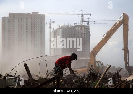 11. April 2016 – Nord-Jakarta, Jakarta, Indonesien – Jakarta, 11. April 2016: Schnitzelei für Eisen aus der Ruine. Die Regierung von Jakarta begann mit dem Abriss des Dorfes Luar Batang in Nord-Jakarta als Teil der Wiederbelebung des ciliwung River. Die Regierung von Jakarta plant den Bau eines modernen plaza am Abbruchplatz, spezialisiert auf den Verkauf von frischem Fisch. (Bild: © Donal Husni via ZUMA Wire) Stockfoto