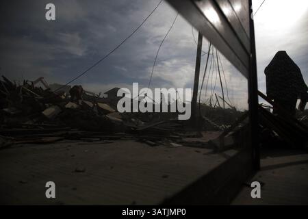 11. April 2016 - Nord-Jakarta, Jakarta, Indonesien - Jakarta, 11. April 2016 : Refelection of Resident and Scavenger in the Ruine Building. Die Regierung von Jakarta begann mit dem Abriss des Dorfes Luar Batang in Nord-Jakarta als Teil der Wiederbelebung des ciliwung River. Die Regierung von Jakarta plant den Bau eines modernen plaza am Abbruchplatz, spezialisiert auf den Verkauf von frischem Fisch. (Bild: © Donal Husni via ZUMA Wire) Stockfoto