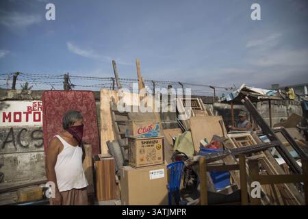 11. April 2016 – Nord-Jakarta, Jakarta, Indonesien – Jakarta, 11. April 2016: Residen aus dem Abbruchdorf mit seiner Zugehörigkeit, die zu seinem neuen Platz bringen wird, den die Regierung von Jakarta in Muara Baru-Nord-Jakarta zur Verfügung gestellt hat. Die Regierung von Jakarta begann mit dem Abriss des Dorfes Luar Batang in Nord-Jakarta als Teil der Wiederbelebung des ciliwung River. Die Regierung von Jakarta plant den Bau eines modernen plaza am Abbruchplatz, spezialisiert auf den Verkauf von frischem Fisch. (Bild: © Donal Husni via ZUMA Wire) Stockfoto